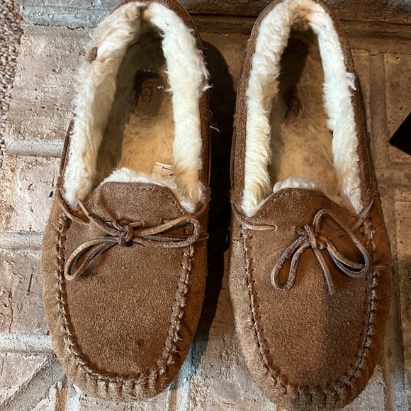Ugg women's Slippers size 6 - Picture 3 of 8